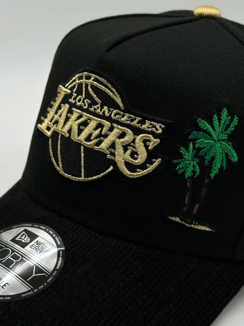NEW ERA 9 FORTY LAKERS PALMERA NEGRA ORO PANA