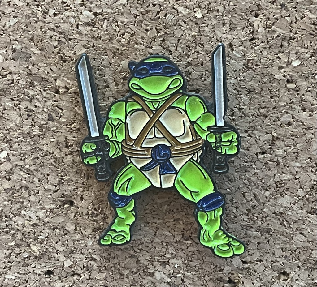 PIN TORTUGA NINJA DOS ESPADAS