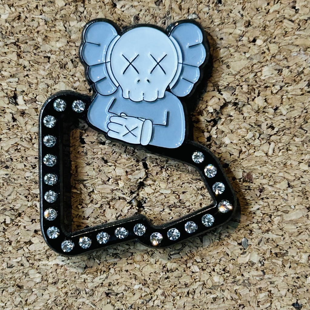 PIN CONTORNO DE KAWS BRILLOS
