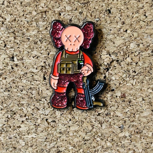 PIN KAWS ROJO RIFLE