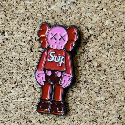 PIN KAWS SUPREME ROJO